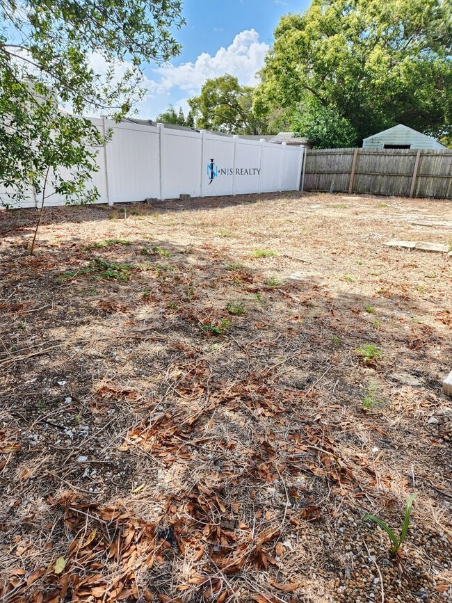 Building Photo - JUST REDUCED!!  Beautiful 2/2/1 1150 Sq. Ft. with BONUS ROOM!!... tile & luxury plank flooring, F...
