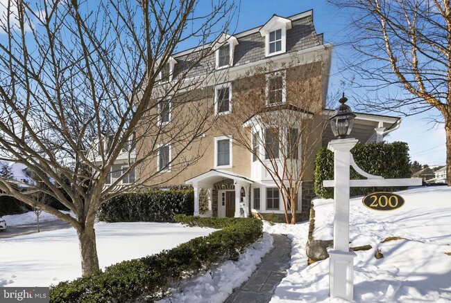 Building Photo - 200 W Wayne Ave