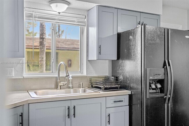 Building Photo - 1208 NE 5th Ave