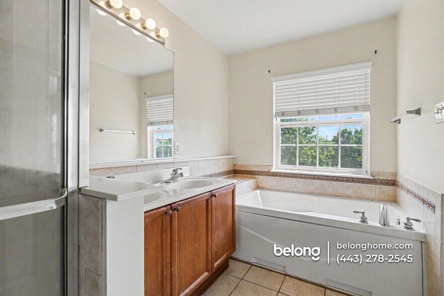 Building Photo - 2532 Emerson Dr