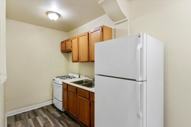 Building Photo - 7827 S South Shore Dr