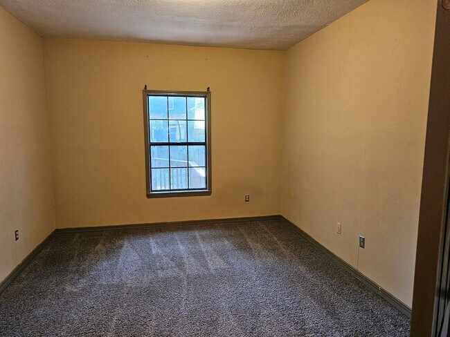 Building Photo - 472A Brendalwood Dr