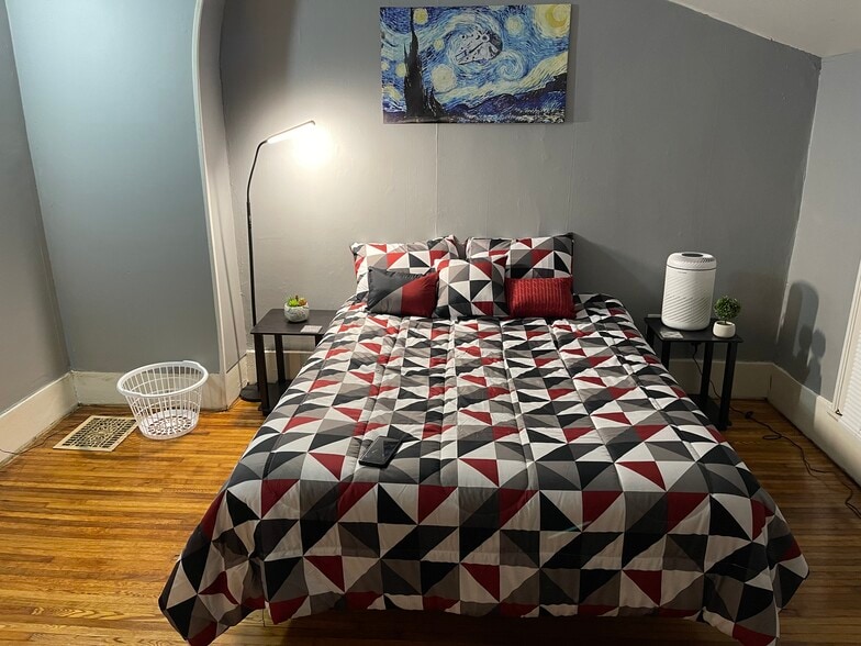 Unit B Bedroom - 405 W Clinton St