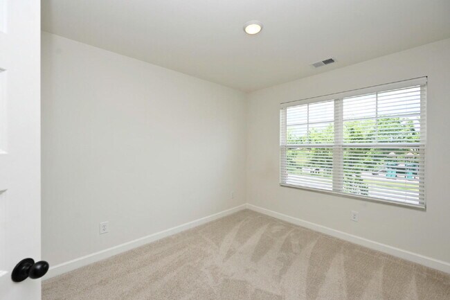 Building Photo - Like-New Modern Townhome Near Dining, Shopping, Trails & Old Hickory Lake