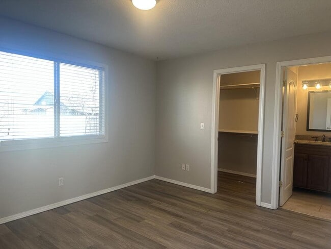 Building Photo - 2412 W Sweetbay Ave