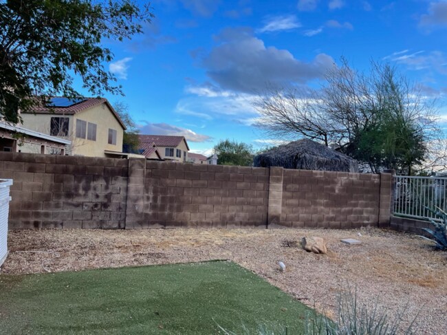 Building Photo - 3 Bed/2.5 Bath 2-Level Home with Loaded Kitchen! Washer/Dryer! Big backyard!