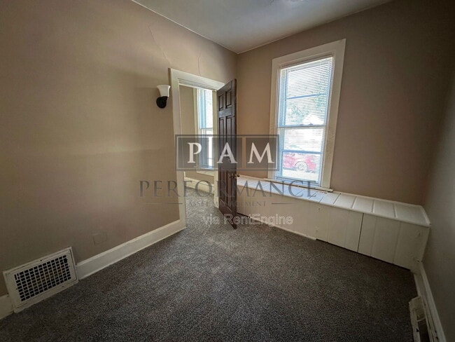 Building Photo - 823 Yout St