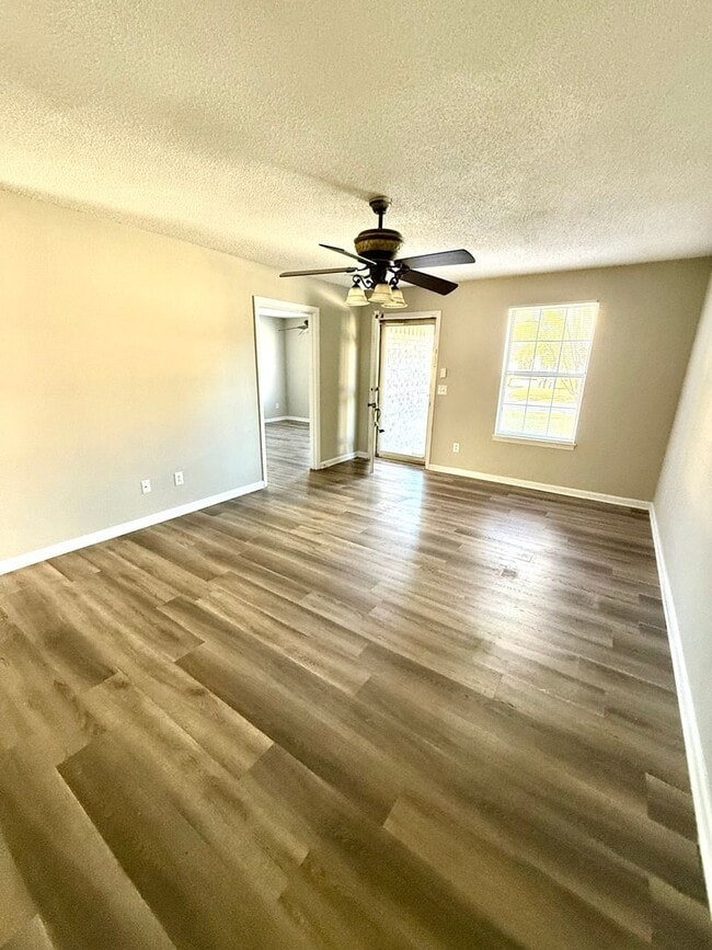 Building Photo - Spacious corner lot with a private backyard- Available 4/10!!