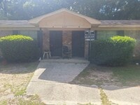Building Photo - 2207 Wolf Ridge Rd