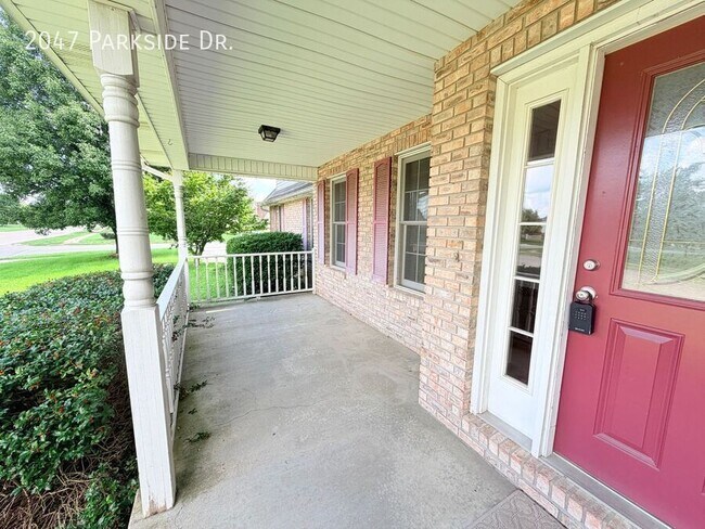 Building Photo - 2047 Parkside Dr