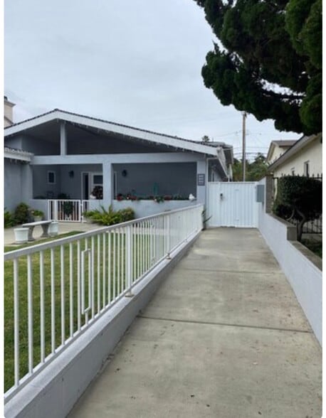 Attractive from the street - 2600 Apple Ave