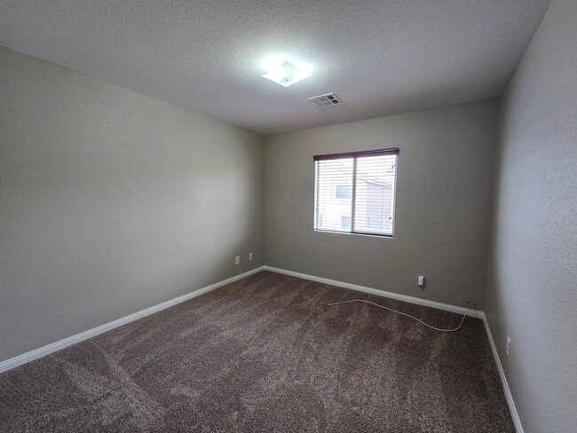 Building Photo - 4 BED, 2 1/2 BATH, 2 STORY HOME!!