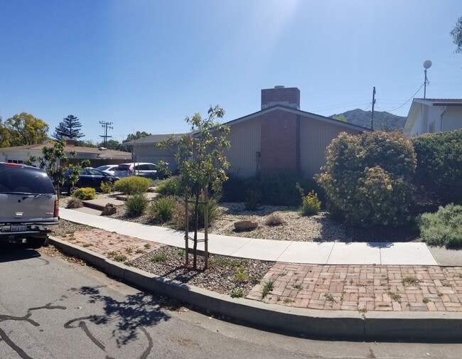 Building Photo - 5 bed 3.5 bath home close to campus!