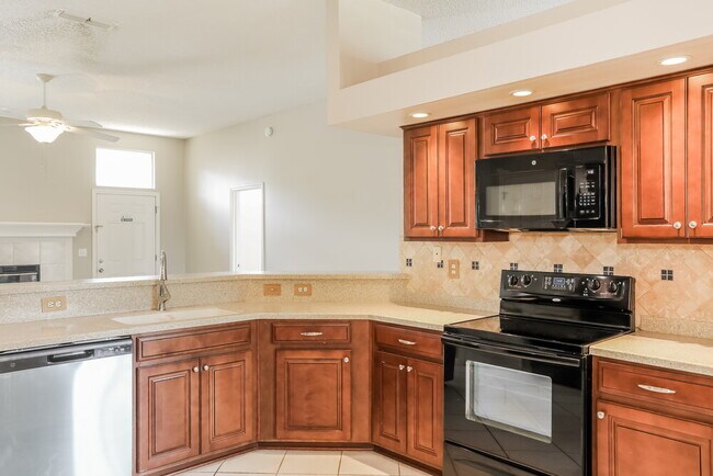 Building Photo - 265 Maplewood Dr