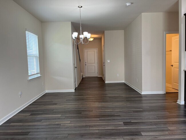 Building Photo - AMAZING LOCATION, Fantastic 4 Bed Home, In...