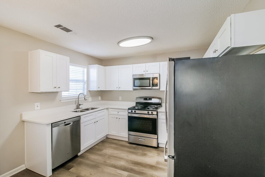 Building Photo - 608 Fieldcrest Dr