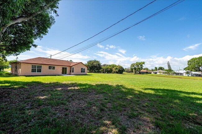 Building Photo - 2175 SE Heathwood Cir