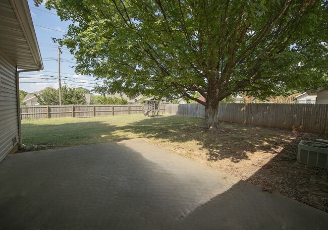 Building Photo - Privacy Fenced, 3 bed 3 bath in South Spri...
