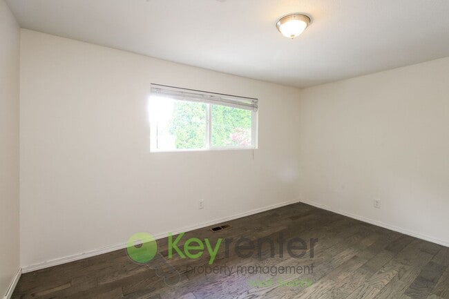 Building Photo - Spacious 4 Bedroom with Open Floor Plan and AC