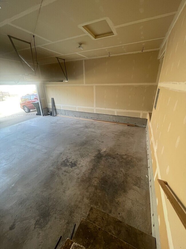 Building Photo - Freshly Remodeled 3 bed 2 Bath Townhome