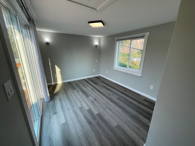 Building Photo - FULLY RENOVATED LESS THAN 2 YEARS - 2BED/1BATH WITH BONUS/OFFICE SPACE
