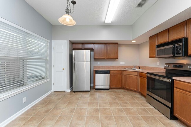 Building Photo - Charming 3BR Townhouse with Garage & Priva...