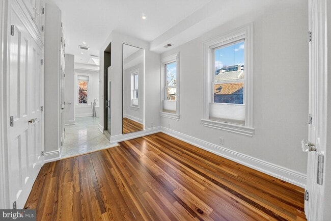 Building Photo - 917 O St NW