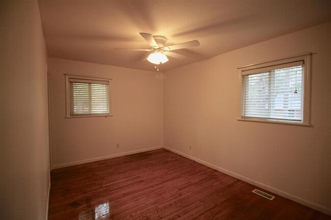 Building Photo - 520 N Hale St