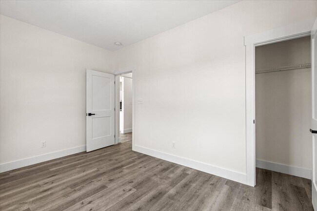Building Photo - 3900 Lilac Ave