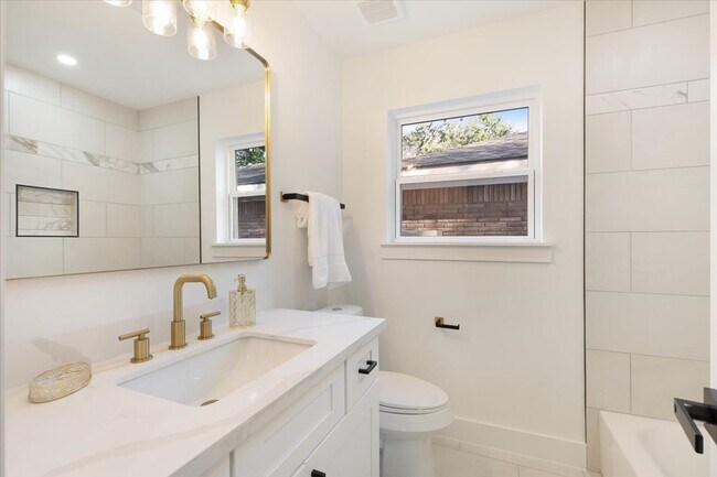 Building Photo - 9603 Emnora Ln