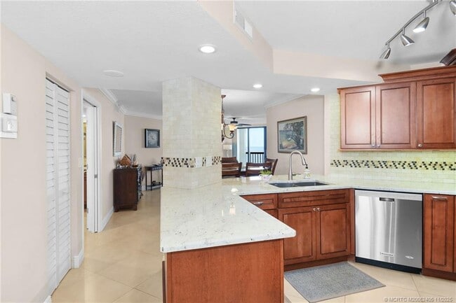 Building Photo - 9550 S Ocean Dr