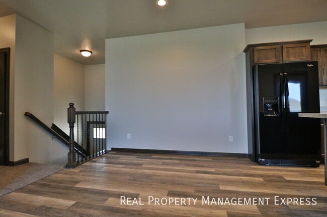 Building Photo - Beautiful 4 bedroom home with fenced in backyard!