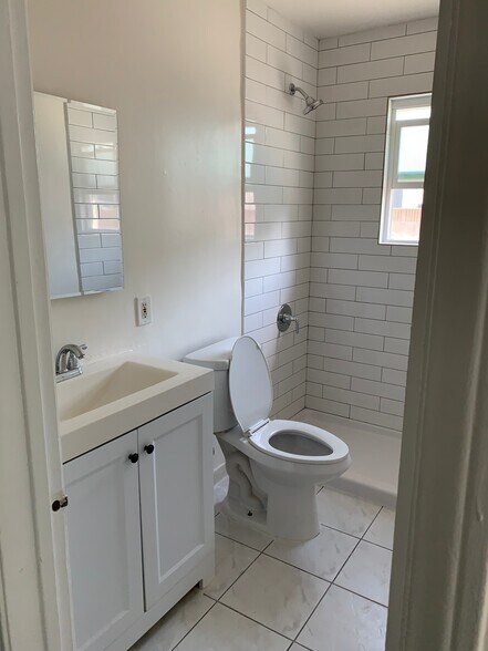 bathroom - 9044 Hubbard St