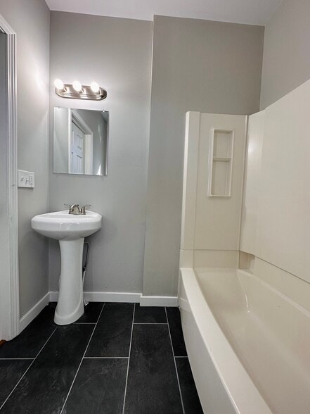 Building Photo - 19 Thompson St