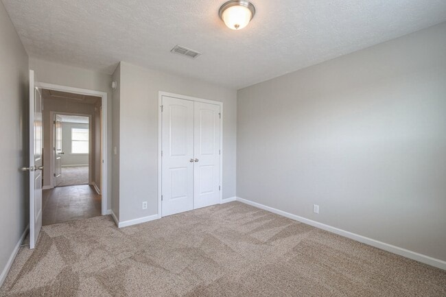 Building Photo - 911 Dahlia Dr