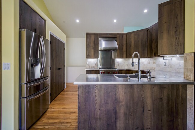 Building Photo - "Luxurious 5-Bedroom Eden Retreat with Sce...