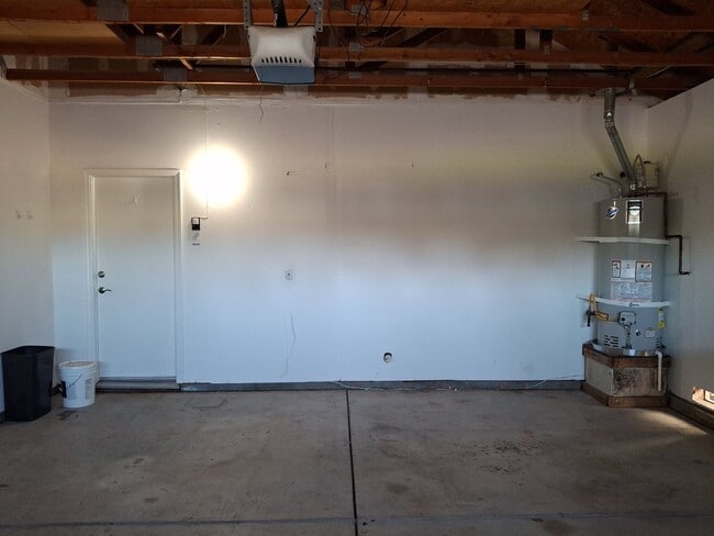 Building Photo - Central Roseville - Single Story 3 bedroom...