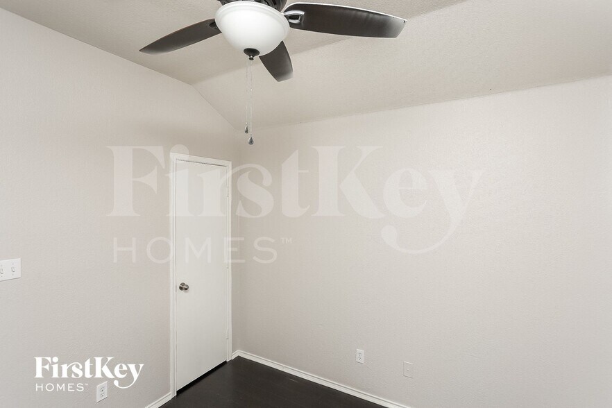 Building Photo - 1049 Castle Top Dr