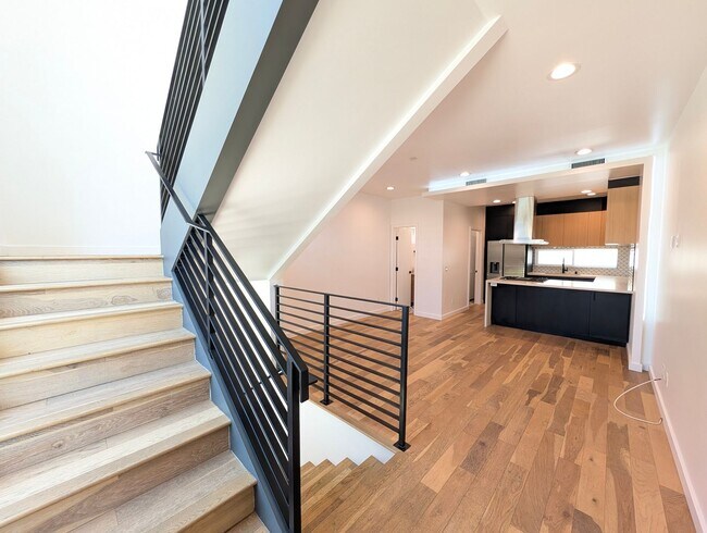 Building Photo - 4260 Laurel Canyon Blvd