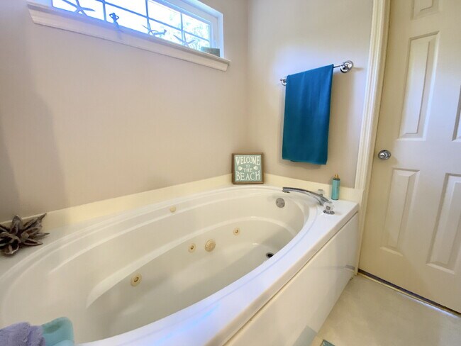 Building Photo - Duplex Apartment Close to Downtown Bluffton!
