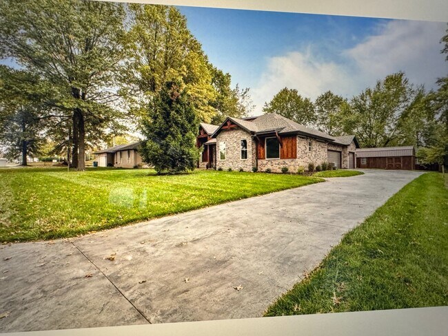 Building Photo - 104 W Aven Ave