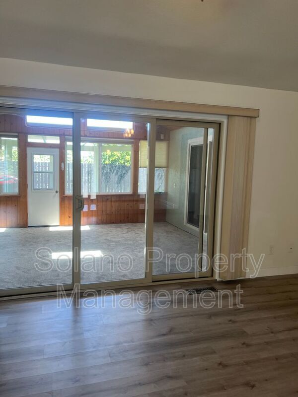 Building Photo - 142 Hillview Dr