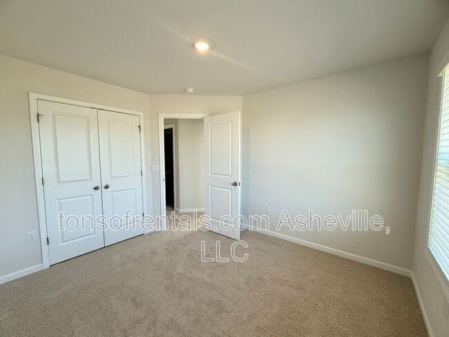Building Photo - 216 Vly Breeze Rd