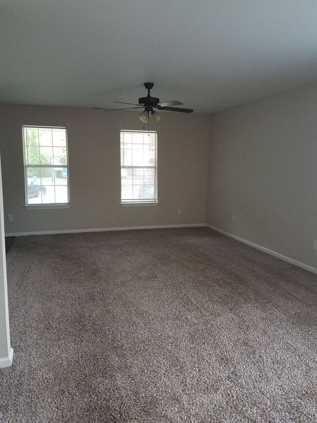 Building Photo - Beautiful 3 Bedroom in Quiet Neighborhood