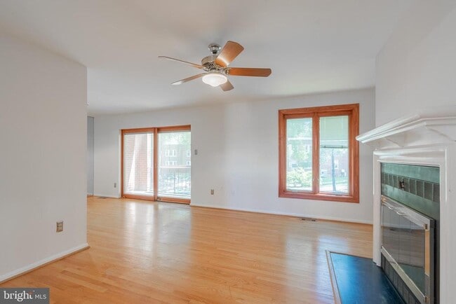 Building Photo - 1809 N Uhle St