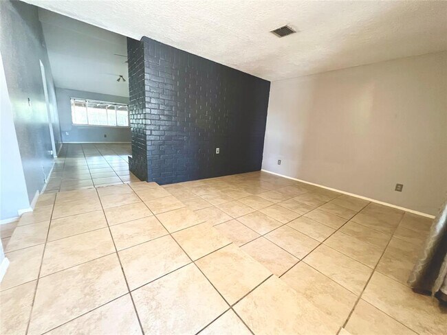 Building Photo - 19603 Southaven Dr