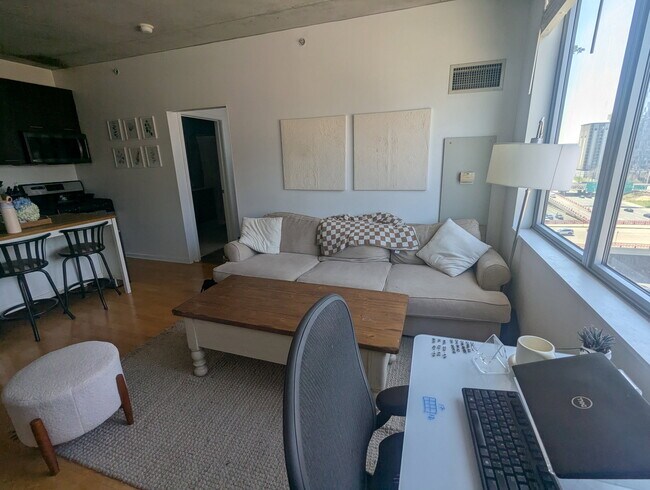 Building Photo - 659 W Randolph St