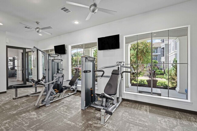 Building Photo - Spacious 1-Bed Homes in the Galleria Area!