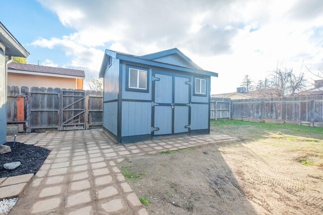 Building Photo - Clovis Oasis Stunning 4-Bed Home with Pool!