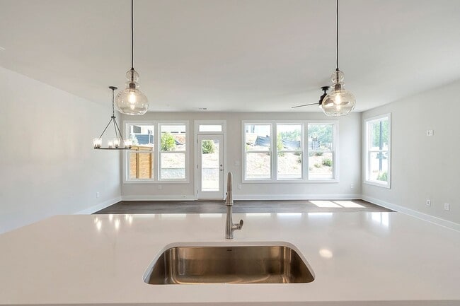 Building Photo - Luxury Westshore Townhome
